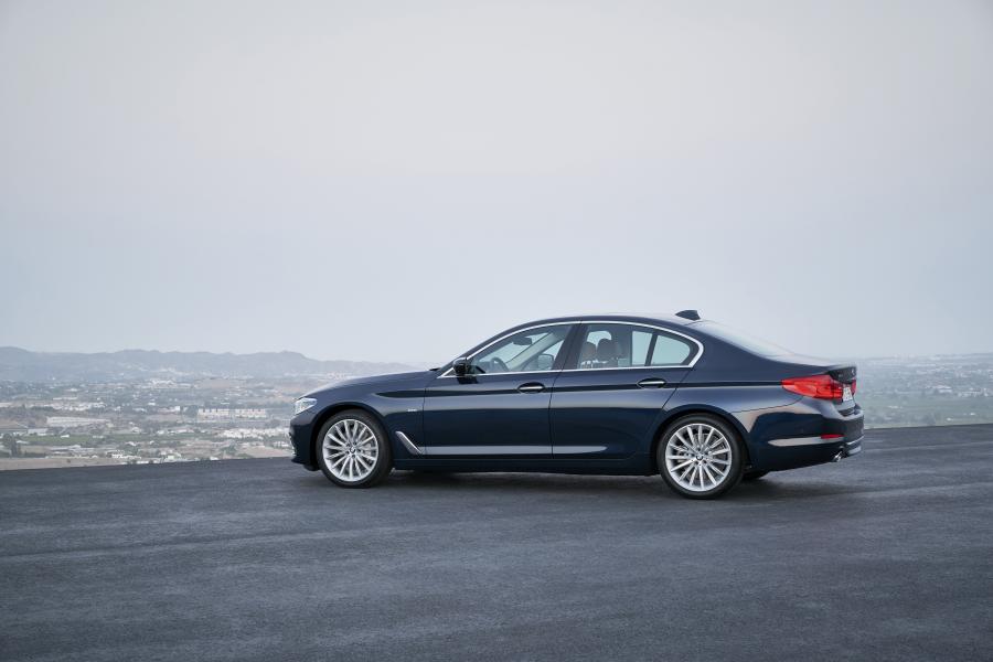 BMW 530d xDrive Sedan Luxury Line 2017 года  (WW) (фото 29 из 61)